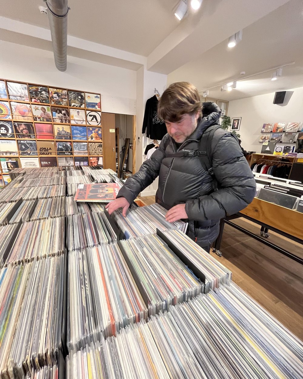 Serafín revisando discos, creador de OposAs